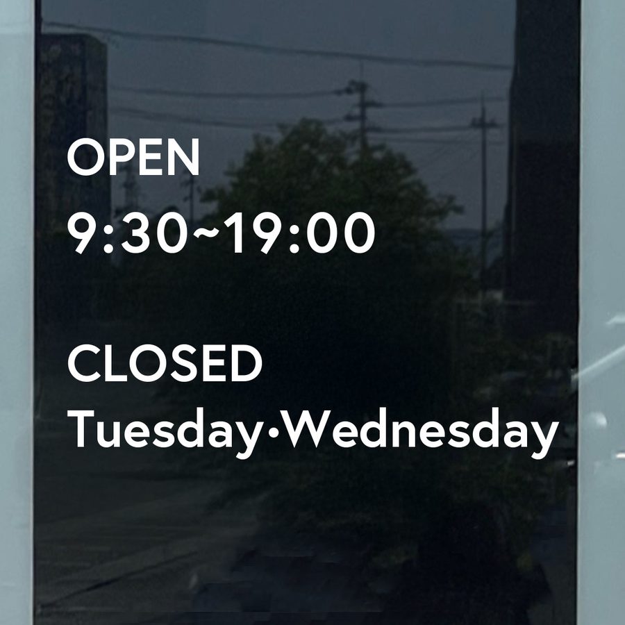店舗ガラスに貼られた営業時間（OPEN 9:30〜19:00）のカッティングシート施工例