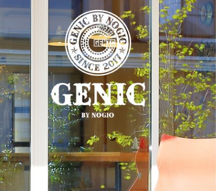 ガラス窓に貼られた店舗ロゴのカッティングシート施工例