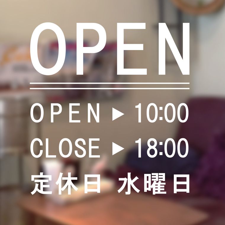 カフェのガラス扉に貼られた営業時間サインの施工例