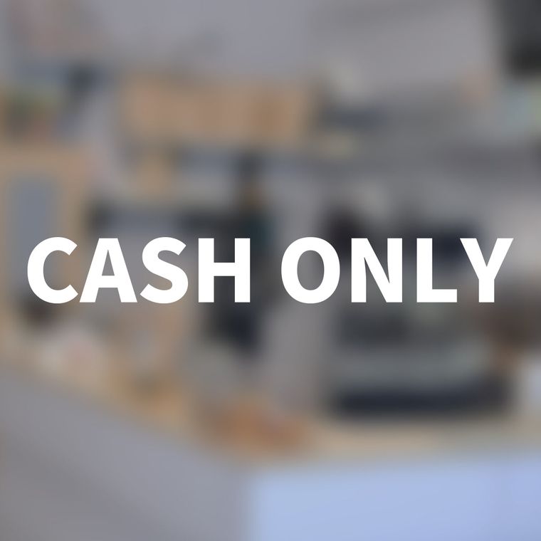 ガラスに貼られたCASH ONLYの決済案内サイン